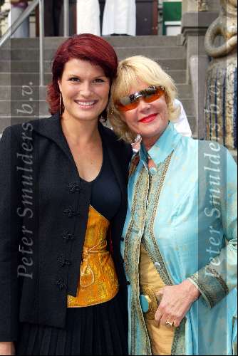 Amsterdam 27 mei 2003
sheila de vries en anouk v nes bij roseparty in het vondelpark