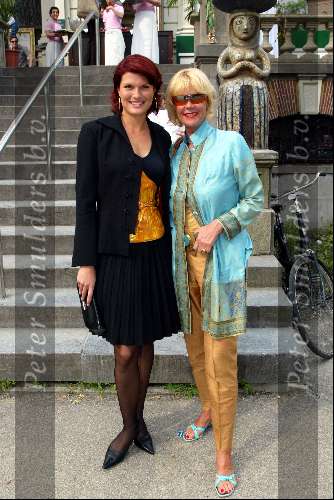 Amsterdam 27 mei 2003
sheila de vries en anouk v nes bij roseparty in het vondelpark