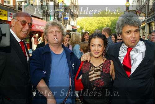 Amsterdam 26 mei 2003
premiere intervieuw in tuschinski
Theo v gogh en theodoor dolman met katja schuurman en Arie Olivier