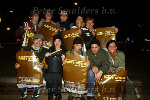 Amsterdam 10 april 2003
georgina verbaan aukje van ginneken sebastiaan la brie robin rienstra anouk v Nes Daniel Rivas posters plakken voor behoud  oerang oetan