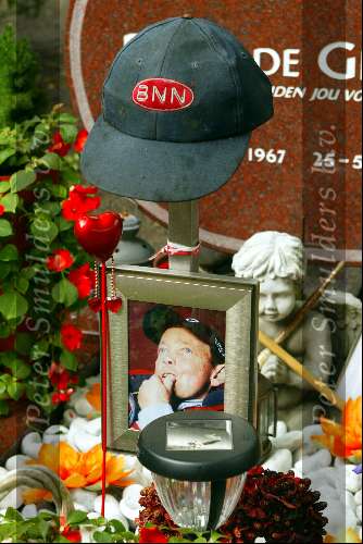 Heemstede 25 mei 2003
moeder bart de graaff bij graf bart op de dag dat hij 1 jaar dood is