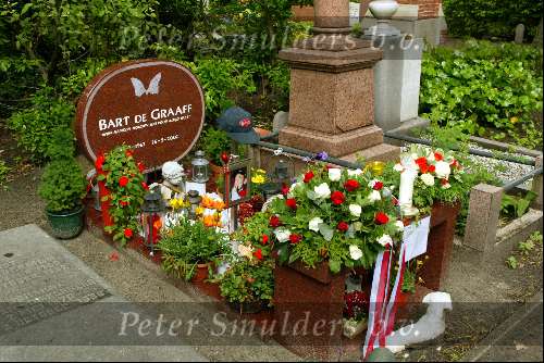 Heemstede 25 mei 2003
moeder bart de graaff bij graf bart op de dag dat hij 1 jaar dood is