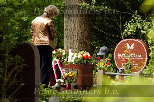 Heemstede 25 mei 2003
moeder bart de graaff bij graf bart op de dag dat hij 1 jaar dood is