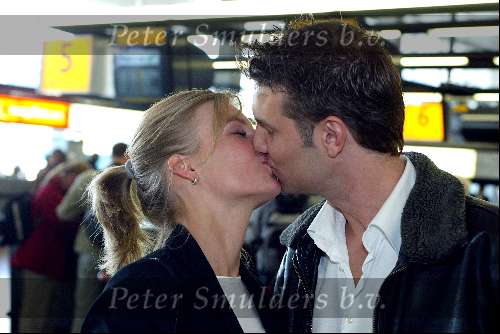 Amsterdam 13 mei 2003
Vertrek  bas muijs met vriendin kussend bij schiphol