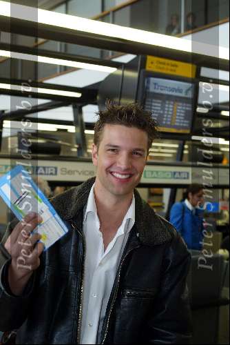 Amsterdam 13 mei 2003
Vertrek  bas muijs bij schiphol met ticket in de hand