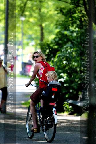 Amsterdam 30 mei 2003
bettine vriesekoop met zoontje op fiets