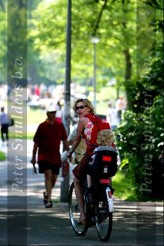 Amsterdam 30 mei 2003
bettine vriesekoop met zoontje op fiets