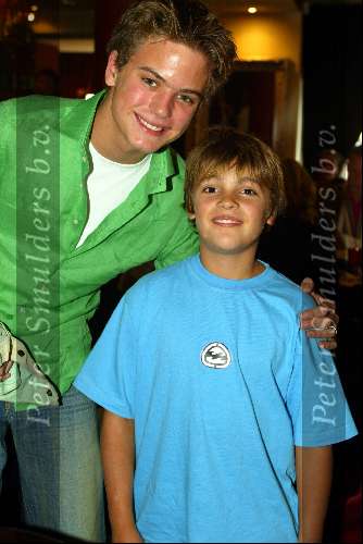 Laren 21 mei 2003
borden beschilderen voor het goede doel in het restaurant van Rene Froger
jim Idols met  bob wisse