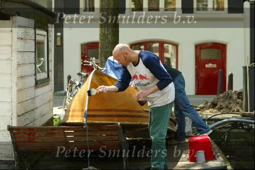Het schilderen van een boot in de amsterdamse grachten
Sloepentocht