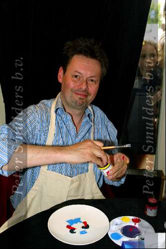 Laren 21 mei 2003
borden beschilderen voor het goede doel in het restaurant van Rene Froger
carel kraayenhof