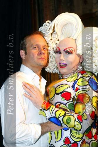 Den Bosch 19 mei 2003
gaynight in de orangerie in den bosch
carlo boszhard met een travestiet