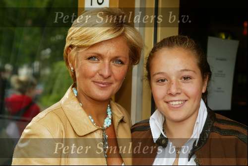 Laren 21 mei 2003
borden beschilderen voor het goede doel in het restaurant rene froger
caroline tensen met dochter lotte