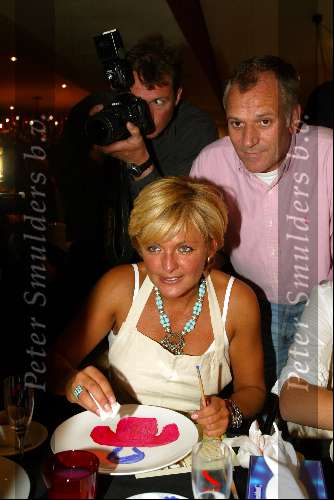 Laren 21 mei 2003
borden beschilderen voor het goede doel in het restaurant van Rene Froger
caroline tensen met frank wisse en lotte