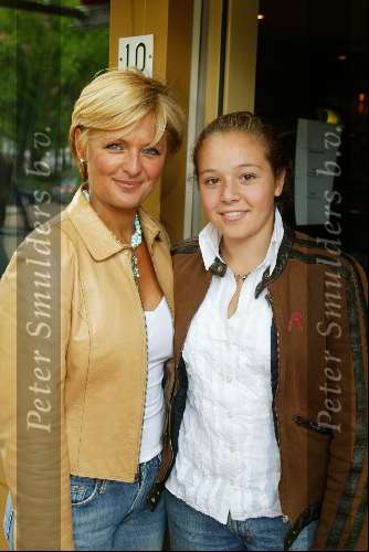 Laren 21 mei 2003
borden beschilderen voor het goede doel in het restaurant rene froger
caroline tensen met dochter lotte