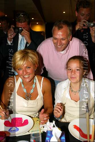 Laren 21 mei 2003
borden beschilderen voor het goede doel in het restaurant van Rene Froger
caroline tensen met frank wisse en lotte