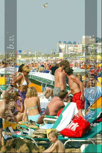Zandvoort 29 mei 2003
Caroline Tensen in bikini en peter Gallas op het strand