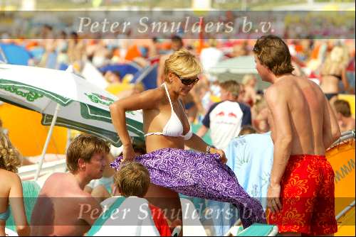 Zandvoort 29 mei 2003
Caroline Tensen in bikini en peter Gallas op het strand en john v d heuvel