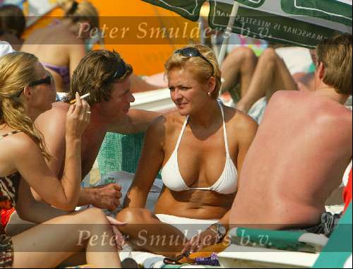 Zandvoort 29 mei 2003
Caroline Tensen in bikini en peter Gallas op het strand