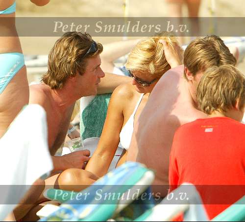 Zandvoort 29 mei 2003
Caroline Tensen in bikini en peter Gallas op het strand
