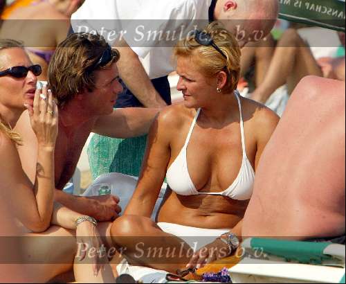 Zandvoort 29 mei 2003
Caroline Tensen in bikini en peter Gallas op het strand