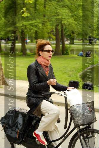 Amsterdam 27 mei 2003
caroline v d berg op fiets in het vondelpark
