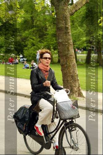 Amsterdam 27 mei 2003
caroline v d berg op fiets in het vondelpark