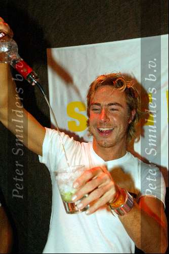 Amsterdam 23 mei 2003
save the oerang oetang in hotel arena
chris zeegers als barman