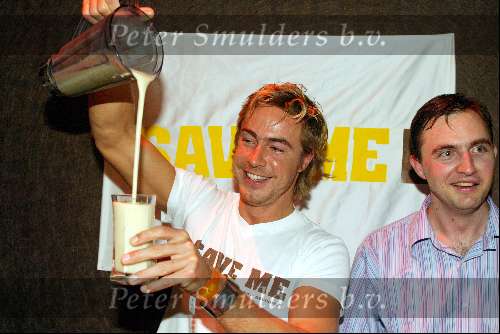 Amsterdam 23 mei 2003
save the oerang oetang in hotel arena
chris zeegers als barman
