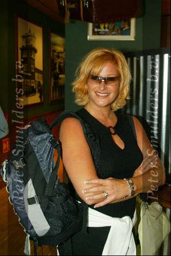 Schiphol 5 mei 2003
vertrek bobo in the bush 
Christine v d Horst