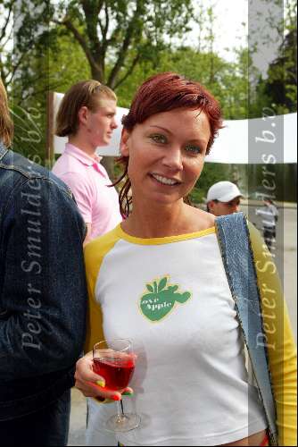Amsterdam 27 mei 2003
roseparty in het vondelpark
Cindy Pielstroom