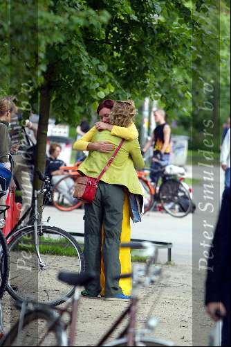 Amsterdam 27 mei 2003
cindy pielstroom met een vriendin in het vondelpark