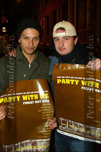Amsterdam 10 april 2003
Daniel Rivas posters plakken voor behoud  oerang oetan