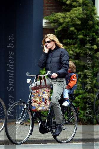 amsterdam 20 mei 2003
danielle overgaag met gsm op fiets met zoontje
