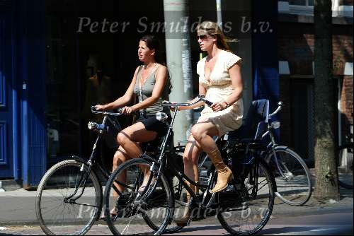 Amsterdam 30 mei 2003
Danielle Overgaag en Isa hoes op de omafiets