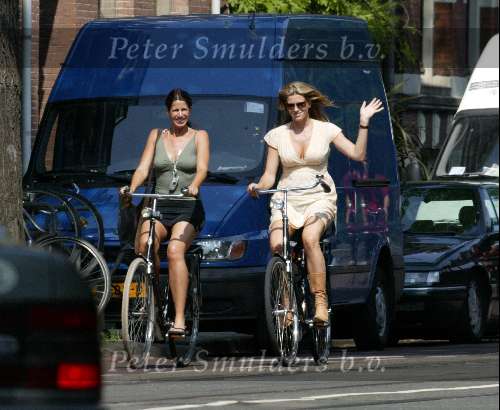 Amsterdam 30 mei 2003
danielle overgaag en isa hoes op omafiets