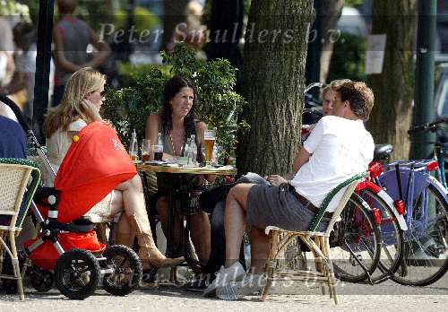 Amsterdam 30 mei 2003
Reinout Oerlemans op terras met Tijmen Daniele antonie kamerling en isa hoes Danielle Overgaag