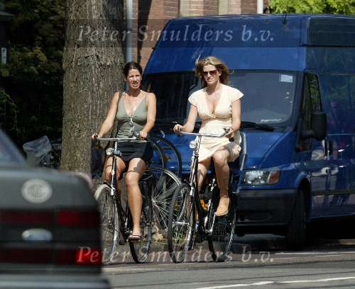 Amsterdam 30 mei 2003
danielle overgaag en isa hoes op omafiets