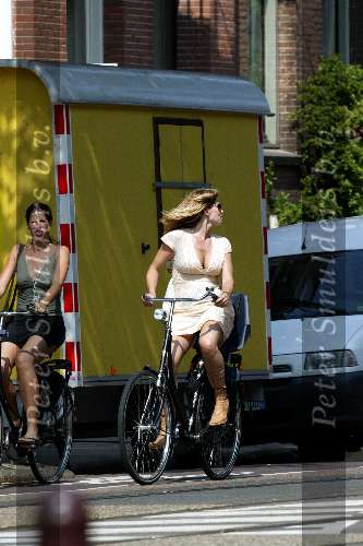 Amsterdam 30 mei 2003
danielle overgaag en isa hoes op omafiets
