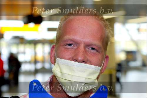 Schiphol 5 mei 2003
vertrek bobo in the bush 
Danny Rook met mondkapje