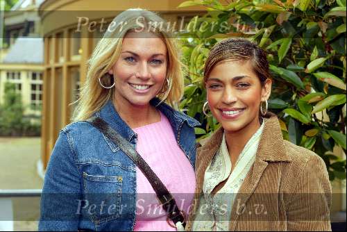 Laren 21 mei 2003
borden beschilderen voor het goede doel in het restaurant rene froger
ellemieke vermolen met touriya