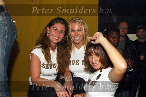 Amsterdam 23 mei 2003
save the oerang oetang in hotel arena
ellemieke vermolen josefine v asdonk en sabine koning