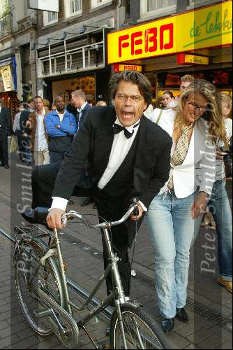 Amsterdam 26 mei 2003
premiere intervieuw in tuschinski
emile ratelband met dochter minou ratelband op de fiets