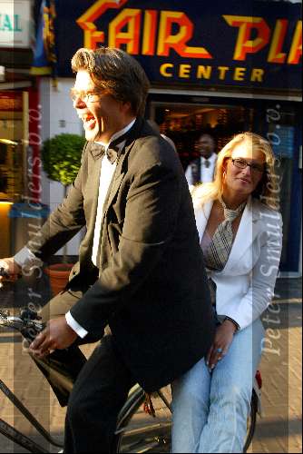 Amsterdam 26 mei 2003
premiere intervieuw in tuschinski
emile ratelband met dochter minou ratelband op de fiets