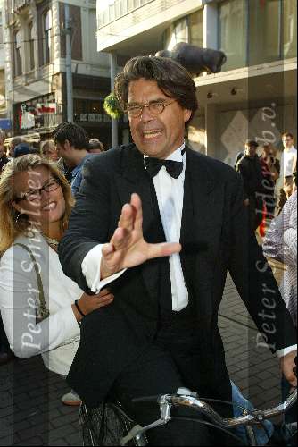 Amsterdam 26 mei 2003
premiere intervieuw in tuschinski
emile ratelband met dochter minou ratelband op de fiets