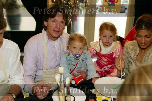 Laren 21 mei 2003
borden beschilderen voor het goede doel in het restaurant van Rene Froger
erik de zwart met dochters
