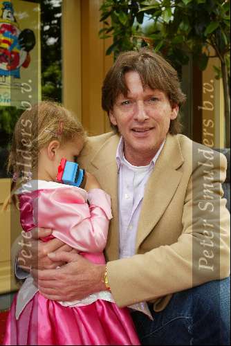 Laren 21 mei 2003
borden beschilderen voor het goede doel in het restaurant rene froger
erik de zwart met dochter