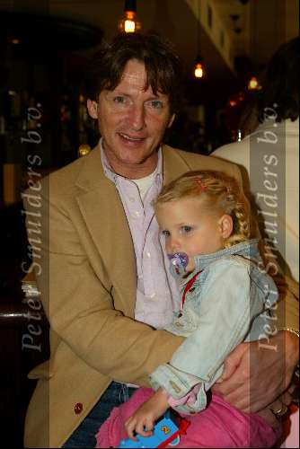Laren 21 mei 2003
borden beschilderen voor het goede doel in het restaurant rene froger
erik de zwart met dochtertje
