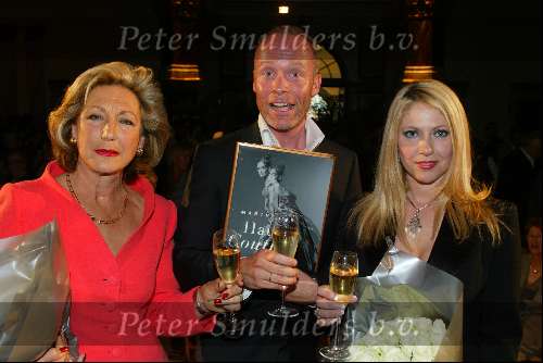 Amsterdam 21 mei 2003
presentatie boek mart Visser in  het tropenmuseum
mart visser met fiona heering en karin Verstraete
