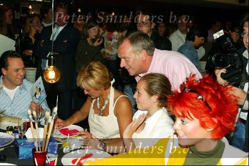 Laren 21 mei 2003
borden beschilderen voor het goede doel in het restaurant van Rene Froger
carolne tensen met frank wisse en lotte