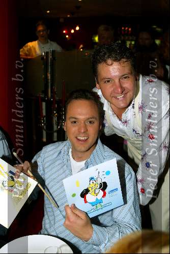Laren 21 mei 2003
borden beschilderen voor het goede doel in het restaurant van Rene Froger
rene froger en frans bauer